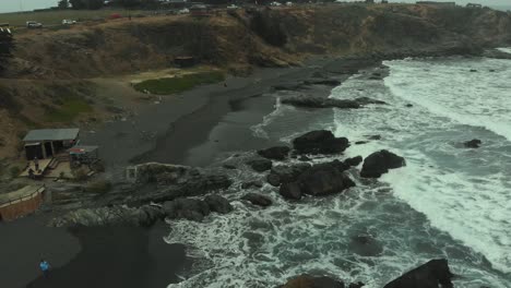 Luftaufnahme-Eines-Fluges-Am-Strand-Entlang-An-Einem-Bewölkten-Tag-In-Pichilemu,-Chile-–-4K