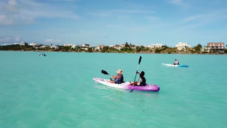 Gruppe-Von-Kajakfahrern-Auf-Dem-Meer-Vor-Der-Küste-Von-Providenciales-Im-Turks--Und-Caicos-Archipel