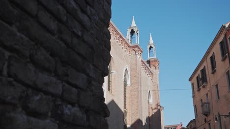 Revealing-shot-of-old-church-Basilica-di-Frari-in-Venice,-Italy
