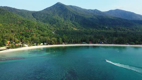 Paradise-Bay,-Ruhiges,-Klares-Wasser-Der-Türkisfarbenen-Lagune-Mit-Korallenriffen-Auf-Einer-Tropischen-Insel-Mit-Grünen-Vegetationshügeln,-Schnellbootsegeln,-Thailand