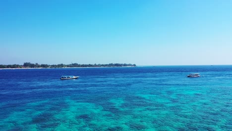 Barcos-Con-Turistas-Navegando-A-Través-De-Aguas-Cristalinas-De-Mar-Azul-Turquesa-Explorando-Hermosos-Destinos-De-Islas-Tropicales-En-Indonesia