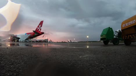 Wunderschöner-Regnerischer-Sonnenuntergang-Mit-Buntem-Himmel-über-Dem-Flughafen-Von-Malta