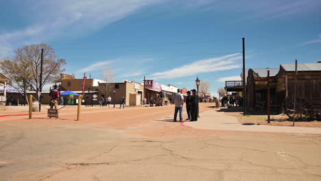 Polizei-Bewacht-An-Einem-Sonnigen-Tag-Die-Gesperrte-Straße-In-Einer-Touristenstadt-In-Tombstone,-Arizona-–-Totalaufnahme