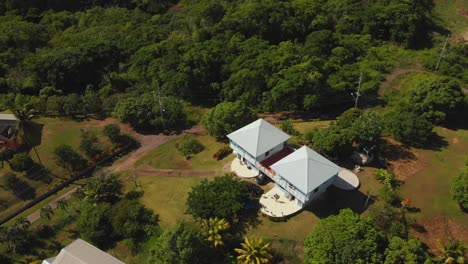 Fantastische-Luftaufnahme-Eines-Gästehauses-Im-Ländlichen-Fischerdorf-Toco,-Trinidad