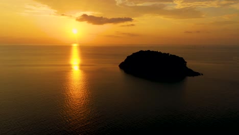 Luftaufnahmen-Schöne-Wolke-Bei-Sonnenuntergang-über-Kata-Beach-Phuket