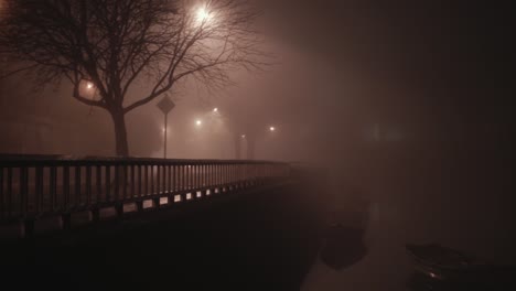 Stimmungsvolle-Szene,-Autos-Am-Flussufer-Fahren-Durch-Dichten-Nebel