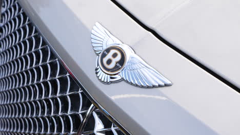 Captura-De-Detalle-De-La-Insignia-De-Bentley-En-Un-Todoterreno-Blanco