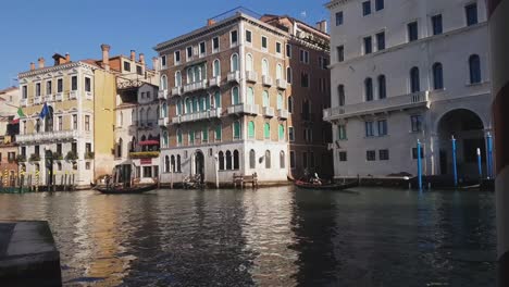 Góndolas-En-El-Gran-Canal-De-Venecia,-Italia