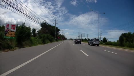 Este-Es-Un-Lapso-De-Tiempo-Con-Una-Cámara-De-Acción-Montada-Frente-Al-Camión,-Conduciendo-De-Pranburi-A-Hua-Hin-Y-De-Hua-Hin-A-Bangkok-En-Phet-Kasem-Road