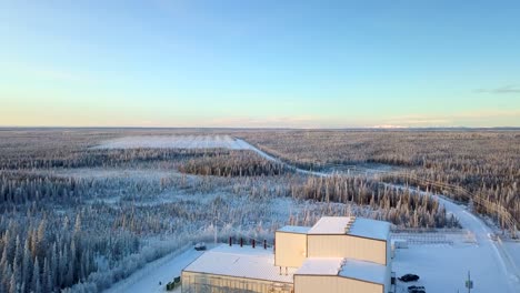 Aéreo,-En-Ascenso,-Día-De-Invierno,-En-Gakona,-Estados-Unidos,-Sobre-Las-Instalaciones-De-Haarp-Alaska,-En-Un-Día-De-Invierno,-Frío-Y-Soleado,-Sobre-Las-Instalaciones-De-Haarp-Alaska