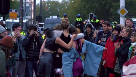Activistas-Reunidos-Y-Tomando-Fotografías-Durante-La-Huelga-Por-El-Cambio-Climático-En-Amsterdam,-Países-Bajos
