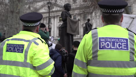 Dos-Policías-Se-Levantan-Y-Observan-Una-Protesta-Junto-A-La-Estatua-De-La-Sufragista-Dame-Millicent-Fawcett-En-La-Plaza-Del-Parlamento