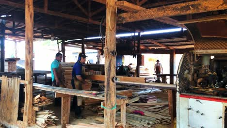 Innenraum-Einer-Illegalen-Holzverarbeitungsanlage-Im-Amazonas-Regenwald