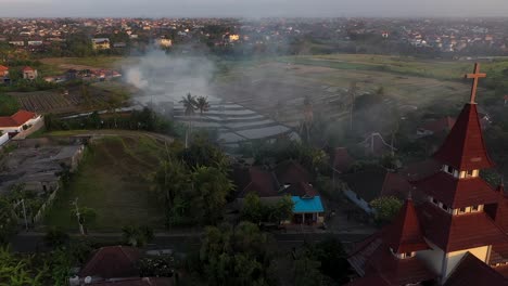 Blick-Auf-Eine-Wunderschöne-Kirche-In-Einem-Dorf-In-Indonesien-Mit-Terrassenförmig-Angelegten-Reisfeldern-Im-Hintergrund