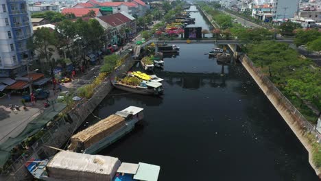 Vista-Aérea-Del-Canal-Y-El-Mercado-Flotante-De-Flores-En-Saigón-O-Ciudad-Ho-Chi-Minh-En-Vietnam