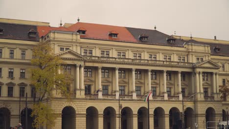 El-Edificio-De-Oficinas-Del-Gobierno-Del-Ministerio-De-Agricultura-En-Budapest,-Hungría,-Con-Techo-Pintado-De-Negro-Y-Rojo---Plano-Panorámico