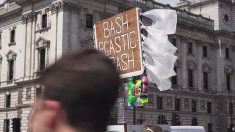 Bash-Letrero-De-Basura-Plástica-Con-Botellas-Y-Bolsas-De-Plástico-En-London-Street,-Vista-De-Cerca