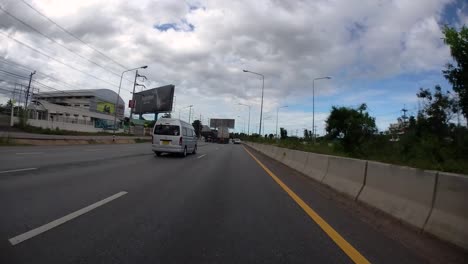 Este-Es-Un-Lapso-De-Tiempo-Con-Una-Cámara-De-Acción-Montada-Frente-Al-Camión,-Conduciendo-De-Pranburi-A-Hua-Hin-Y-De-Hua-Hin-A-Bangkok-En-Phet-Kasem-Road