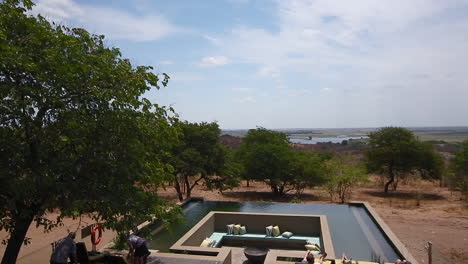 Piscina-Infinita-única-En-El-Hotel-Pangolin-Chobe-En-Botswana,-Pan-Izquierda
