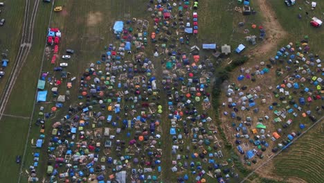 Vista-Aérea-A-Vista-De-Pájaro-De-Coloridas-Carpas-Montadas-En-El-Festival-De-Música