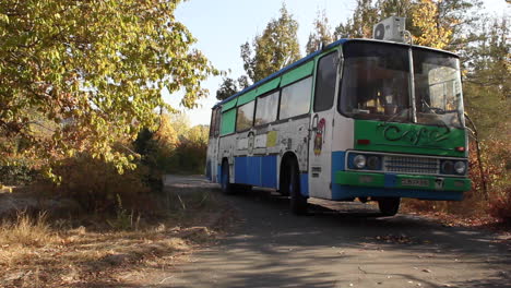 Autobús-Convertido-Convertido-En-Café-Al-Borde-De-La-Carretera-Estacionado-Estacionario-En-La-Calle-Lateral