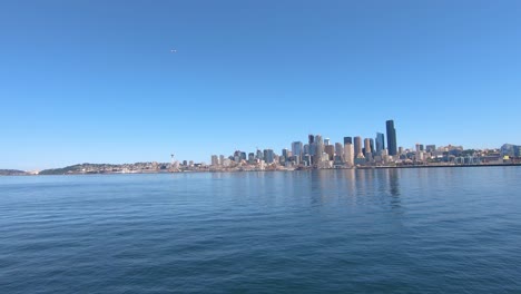 Segeln-Auf-Einem-Boot-Mit-Blick-Auf-Die-Stadt-Seattle-Und-Seine-Riesigen-Gebäude-Und-Die-Annäherung-An-Die-Küste