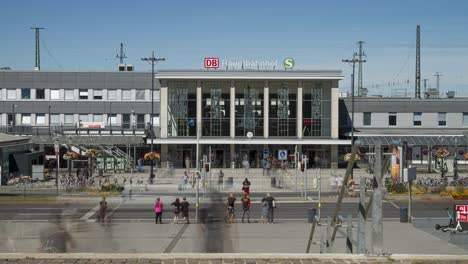 Lapso-De-Tiempo-De-Personas-Entrando-Y-Saliendo-De-La-Estación-Principal-De-Dortmund,-Primer-Plano