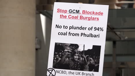 Un-Cartel-Dice-&quot;no-Al-Saqueo-Del-94%-Del-Carbón-De-Phulbari&quot;-En-Una-Protesta-Que-Marca-El-14º-Aniversario-De-Tres-Muertos-Durante-Las-Manifestaciones-En-Phulbari,-Bangladesh