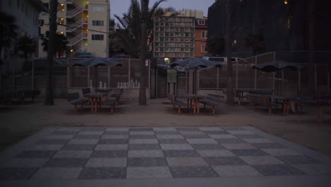 Leerer-Spielplatz-Im-Internationalen-Schachpark-Von-Santa-Monica