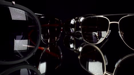 Makroansicht,-Vorbei-An-Luxus-Sonnenbrillen,-Dolce-Gabbana,-Gucci,-Bvlgari,-Carrera,-Ray-Band,-Sondenlinsenansicht,-4K-schwarzer-Hintergrund