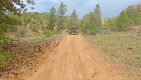 Pov-Siguiendo-Un-Jeep-En-Un-Camino-De-Tierra-Fuera-De-La-Carretera-En-Las-Montañas-Rocosas-De-Colorado