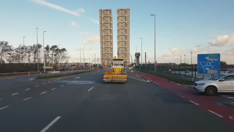 Autoverkehr-Am-Hafen-Von-Zeebrugge-In-Belgien
