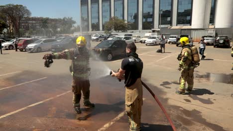 Ein-Team-Von-Feuerwehrleuten-Dekontaminiert-Schädliche-Viren-Und-Chemikalien,-Nachdem-Es-Auf-Einen-Brand-In-Einem-Covid-19-Krankenhaus-Reagiert-Hat