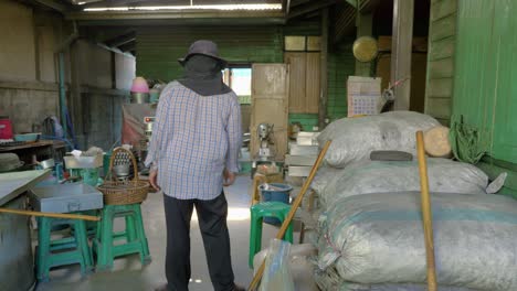 Thailändischer-Cupcake-Fabrikarbeiter,-Der-Bambusstäbe-Verwendet,-Um-Heiße-Blechform-Zu-Handhaben