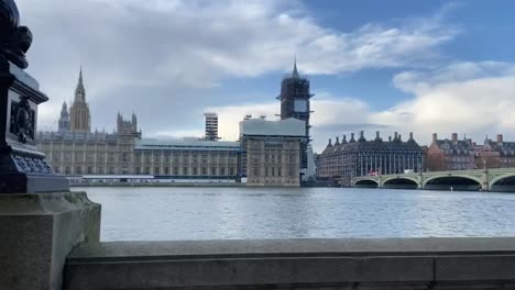 Dramatischer-Blick-Auf-Big-Ben-Und-Den-Berühmten-Westminster-Palast-In-London,-Großbritannien-–-Ein-UNESCO-Weltkulturerbe-–-Hyperlapse