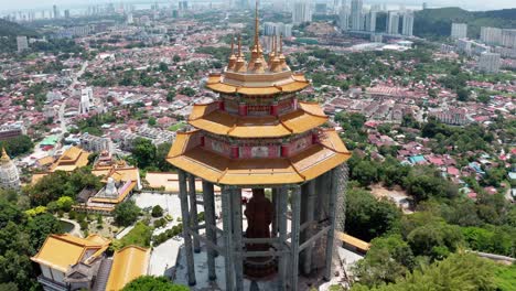 Amplia-Vista-Del-Edificio-De-La-Estatua-De-La-Diosa-De-La-Misericordia-De-Kuan-Yin-En-El-Templo-Budista-Kek-Lok-Si,-La-órbita-Aérea-De-Drones-Hacia-Abajo-Revela-Disparo