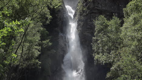 Statische-Zeitlupenaufnahme-Des-Wasserfalls-La-Pisse