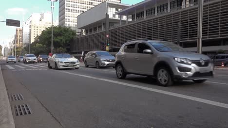 Tráfico-De-Vehículos-En-Un-Sábado-Soleado-En-La-Avenida-Paulista,-La-Más-Famosa-De-La-Ciudad