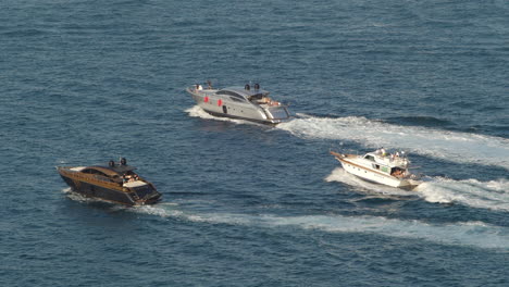 Grupo-De-Yates-De-Recreo-Navegando-En-El-Mar