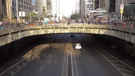 Erhöhte-Ansicht-Eines-Viadukts-Auf-Der-Avenida-Paulista,-Die-Die-Bewegung-Von-Menschen-Und-Autos-Zeigt