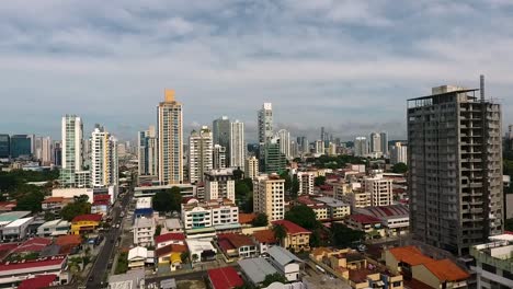 Luftdrohnenaufnahmen-Von-Panama-Stadt-Mit-Im-Bau-Befindlichem-Gebäude