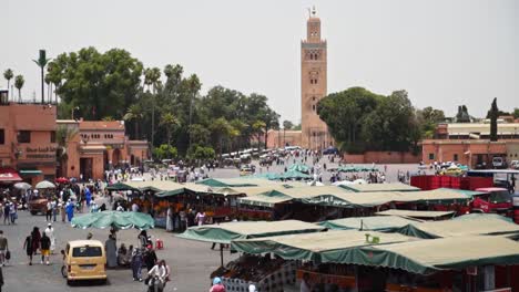 Día-Ajetreado-En-El-Mercado-De-Jemma-El-fna-Marrakech-Marruecos