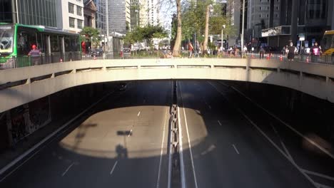 Vista-De-ángulo-Alto-De-Un-Viaducto-En-La-Avenida-Paulista,-Que-Muestra-El-Movimiento-De-Personas-Y-Automóviles