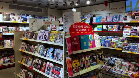 Blick-In-Den-Zeitschriften--Und-Buchladen-Am-Flughafen-Toulouse-In-Blagnac,-Frankreich