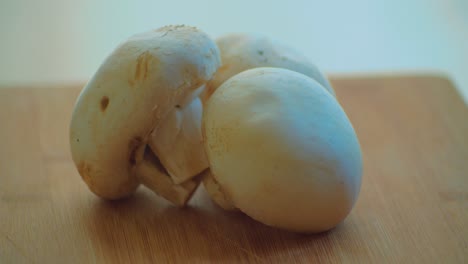 Raw-Champignon-Mushrooms-on-Spinning-Plate-Close-Up
