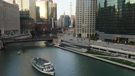 Boot-Auf-Dem-Chicago-River-Voller-Touristen,-Die-Die-Windige-Stadt-Besuchen