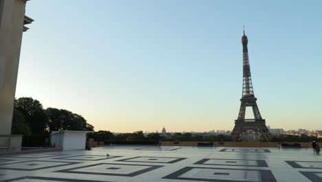 Trocadero-Palace-Of-Chaillot-Y-Eiffel-Tower-Wide-Pan-Durante-La-Madrugada-Con-Casi-Nadie-Debido-Al-Brote-De-Coronavirus