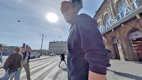 Gente-Caminando-Cerca-De-La-Estación-Central-De-Trenes-De-Gotemburgo