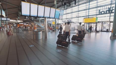 Pilotencrew-Geht-Zum-Ausgang-Des-Flughafenterminals