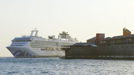 Pasajeros-En-Cuarentena-Dentro-Del-Crucero-Coral-Princess-Atracado-En-El-Puerto-De-Curacao---Plano-Medio
